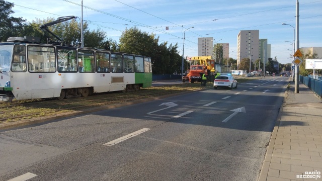 W alei Powstańców Wielkopolskich stoi popsuty tramwaj linii 11. To pomiędzy pętlą Pomorzany a ulicą Szpitalną.