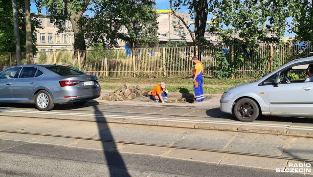 Awaria sieci wodociągowej na ulicy Stalmacha w Szczecinie. W okolicach dyskontu spożywczego, ekipy ZWiK-u zajęły jeden pas ruchu.