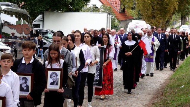 Z pomnika, który stanie dziś na cmentarzu w Frstenbergu czerpcie mądrość - mówiła dziś podczas uroczystości pogrzebowych więźniarek z Ravensbrck, psycholog profesor Wanda Półtawska, przyjaciółka św. Jana Pawła II, która przeżyła piekło tego obozu.