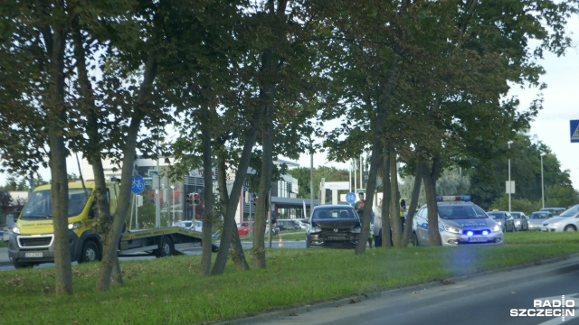 Poważna kolizja na ul. Mieszka I w Szczecinie. Lewy pas jezdni za skrzyżowaniem z Milczańską jest zajęty. Na miejscu jest policja.