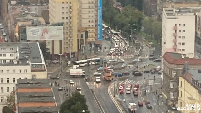 Na Placu Żołnierza Polskiego kierowcy wciąż stoją w sporym zatorze, spowodowanym awarią tramwaju.