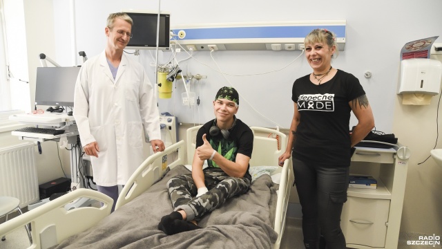 To pierwsza taka operacja w Polsce. Lekarze ze szpitala Zdroje w Szczecinie wszczepili elektrody do mózgu 16-letniego Igora. Pierwszy raz zrobiono to przy użyciu robota.