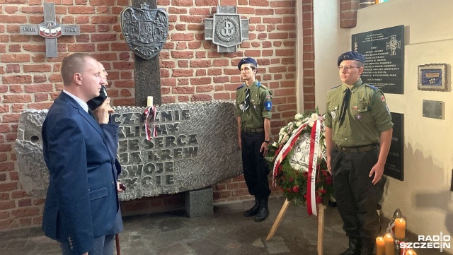 Narodowe Siły Zbrojne świętują. Związek obchodzi 80-lecie powstania. Uroczystości rozpoczęła msza święta w szczecińskiej katedrze, gdzie w kaplicy Armii Krajowej przy tablicy NSZ uczestnicy mszy złożyli kwiaty.