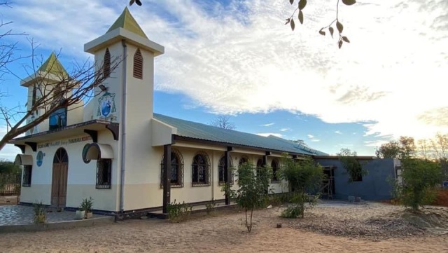 W niedzielę rano poświęcenie nowego kościoła i szkoły na Madagaskarze, ufundowanych ze zbiórki zorganizowanej w szkołach i kościołach naszego województwa. Świątynia w Misokitsy na Madagaskarze to dar na 50-lecie Archidiecezji Szczecińsko-Kamieńskiej. Budynek szkolny składa się z dwóch klas i będzie służył miejscowym dzieciom i społeczności.