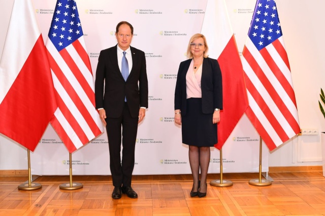 Polska otrzymała od Stanów Zjednoczonych ofertę budowy elektrowni atomowej. W tej sprawie z amerykańskim ambasadorem Markiem Brzezińskim spotkała się minister klimatu i środowiska Anna Moskwa.