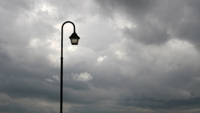 Będzie ciemniej na ulicach w Kołbaskowie. Władze gminy informują, że będą wyłączać lampy uliczne. To z powodu rosnących cen prądu.
