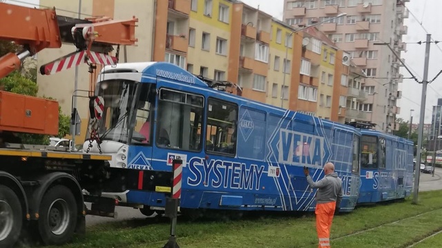 Po godzinie 11 na al. Powstańców Wielkopolskich wykoleił się tramwaj jadący w kierunku Pomorzan.
