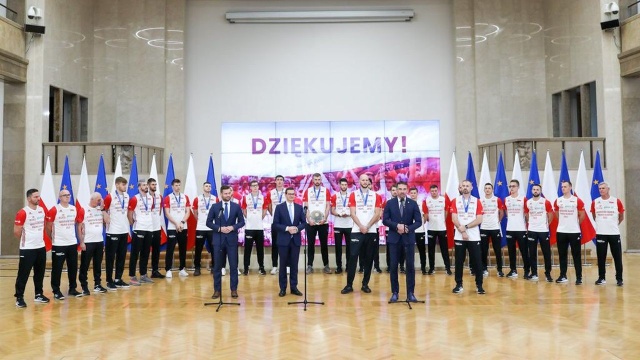 Premier Mateusz Morawiecki pogratulował i podziękował wicemistrzom świata w siatkówce za emocje i wolę walki.