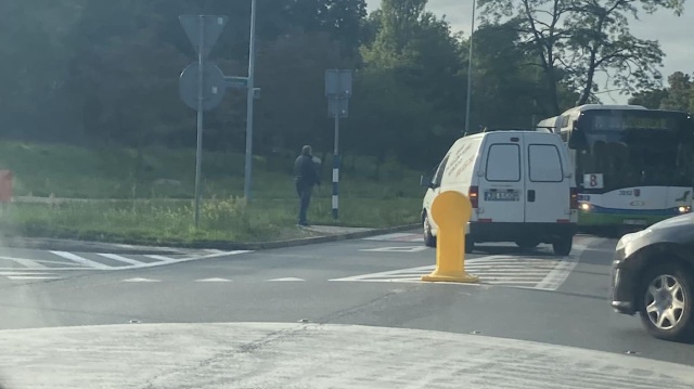 Stłuczka na nitce dojazdowej w kierunku szczecińskiego Osowa. Samochód osobowy zderzył się z dostawczym na mini rondzie na ulicy Chopina przy skrzyżowaniu z ulicą Wiosny Ludów.