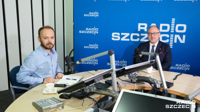 Wiedza o dramacie Polski w czasie II wojny światowej nie jest powszechna w wielu krajach. Stąd potrzeba nagłaśniania przygotowanego raportu o stratach, jakie zadali nam Niemcy i konieczności wypłacenia przez nich reparacji - mówił w Rozmowach pod krawatem profesor Arkady Rzegocki, Szef Służby Zagranicznej, były ambasador Polski w Londynie.