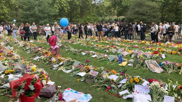 Trumna z ciałem królowej Elżbiety II zostanie w środę, około 16, przewieziona do Westminster Hall w Pałacu Westminsterskim. Tam przez cztery dni Brytyjczycy będą mogli pożegnać monarchinię.