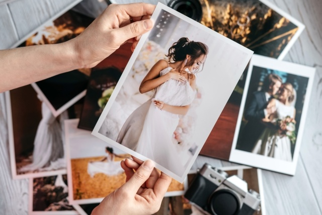 Charakter dzisiejszych czasów sprawił, że zrobione przez nas fotografie coraz częściej przechowujemy wyłącznie na dysku twardym komputera, w chmurze lub smartfonie. Chociaż jest to wygodne rozwiązanie, niestety, wybierając je dużo tracimy. Wywoływanie zdjęć ma swój urok, a fizyczne odbitki stanowią świetną pamiątkę na lata. Dlaczego więc nie zacząć robić tego częściej Przedstawiamy 5 powodów, dlaczego warto drukować zdjęcia