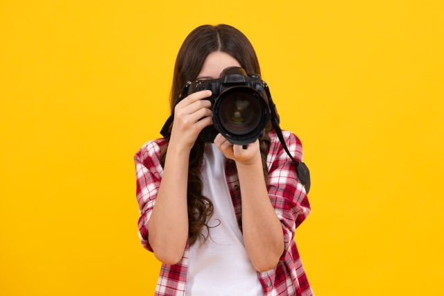 Niezależnie od tego, czy dopiero zaczynasz swoją przygodę z fotografią, czy może już od jakiegoś czasu robisz zdjęcia, wiadome jest jedno - potrzebujesz dobrego sprzętu, by się rozwijać. Bystre oko i chęci mogą być niewystarczające, szczególnie jeśli chcemy swoimi pracami podbić serca szerszej publiczności. Ostatnimi czasy coraz większa liczba osób odrzuca popularne typy aparatów w imię bezlusterkowców. Dlaczego O tym szerzej w poniższym artykule.