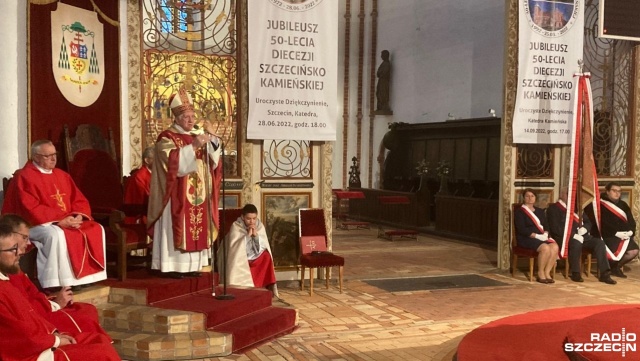Coraz częściej słyszy się o atakach na krzyż - na krzyże przydrożne, na krzyże nagrobne, krzyże misyjne... - mówił ksiądz arcybiskup Andrzej Dzięga, metropolita szczecińsko-kamieński w katedrze w Kamieniu Pomorskim, podczas mszy odpustowej w święto Podwyższenia Krzyża.