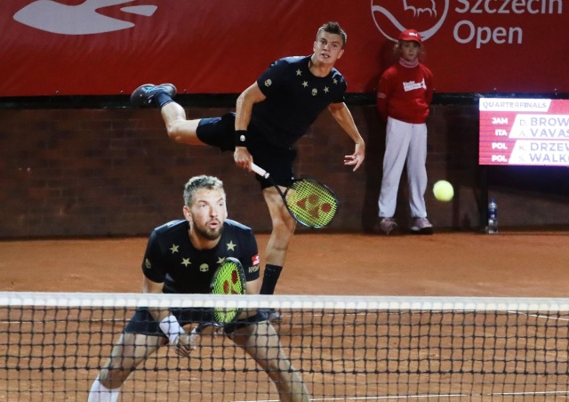 Tenisowy turniej Pekao Szczecin Open już bez Polaków. Biało-czerwoni tenisiści pożegnali się z imprezą w singlu oraz w deblu.