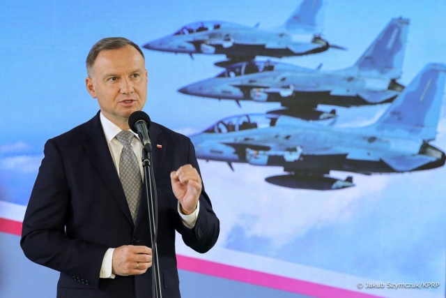 Podpisanie umowy z Koreą Południową na dostawy myśliwców FA-50 jest niezwykle ważnym momentem dla polskich Sił Zbrojnych w ostatnim trzydziestoleciu, odkąd przestaliśmy być armią Układu Warszawskiego - mówi prezydent Andrzej Duda.