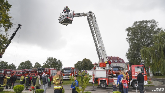 Kilkadziesiąt wozów strażackich, które wjechały do Ińska na sygnale, rozpoczęło festyn charytatywny dla Krzysia, którego tata służy w Ochotniczej Straży Pożarnej.