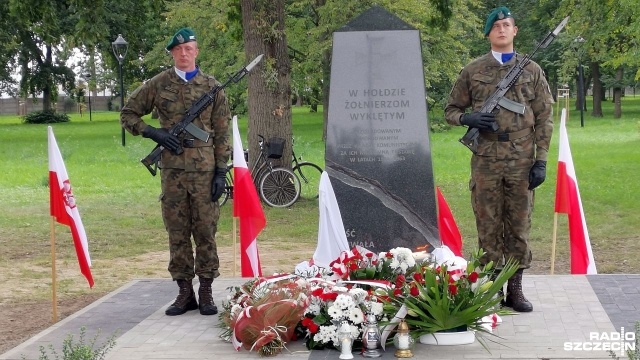 Pomnik ku czci Żołnierzy Wyklętych uroczyście odsłonięto w sobotę w stargardzkim Parku Batorego.