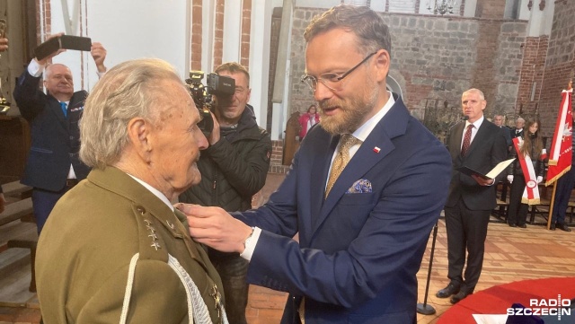 Oddajemy hołd tym ludziom, którzy z bronią w ręku walczyli o niepodległą Rzeczpospolitą albo kultywują tę pamięć po to, aby ona nie zginęła - mówił, podczas uroczystość wręczenia medali, wojewoda zachodniopomorski Zbigniew Bogucki.