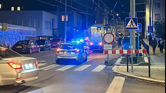 Pieszy potrącony przez tramwaj na ulicy Asnyka w Szczecinie.