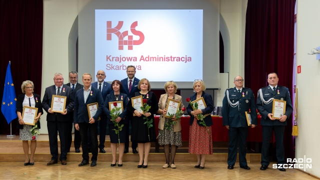Funkcjonariusze Izby Administracji Skarbowej w Szczecinie ze złotymi i srebrnymi medalami za długoletnią służbę.