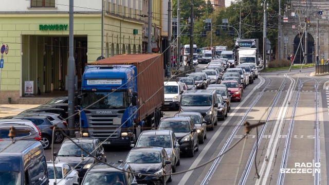 Ruszył kolejny etap przebudowy układu drogowego szczecińskiego Międzyodrza. Prace obejmują rejon ulicy Energetyków oraz ronda Portowców.