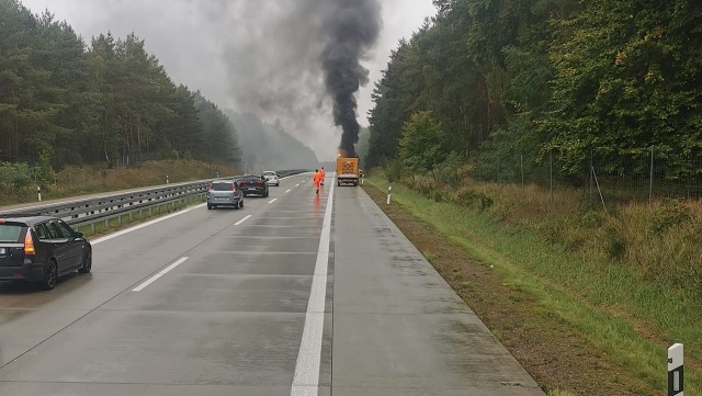 Utrudnienia na niemieckiej autostradzie. Na A11 w kierunku Kołbaskowa spalił się Opel.