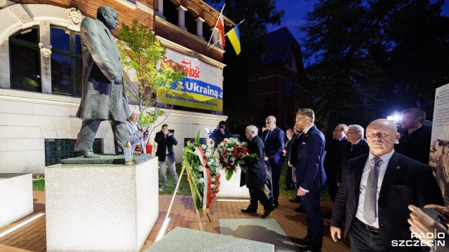 Zakończyła się wizyta Jarosława Kaczyńskiego na Pomorzu Zachodnim. Szef Prawa i Sprawiedliwości złożył kwiaty przed pomnikiem swojego tragicznie zmarłego w Smoleńsku brata - Lecha Kaczyńskiego.