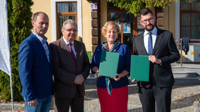 Ekologiczny ciągnik dla Ustronia Morskiego. Maszyna do oczyszczania plaż i terenów zielonych zbierze odpady, a także odzyska surowce wtórne.