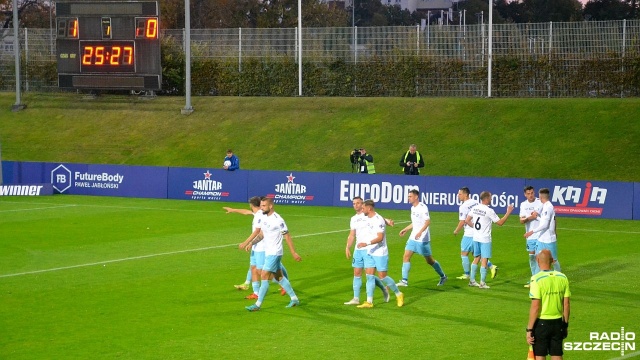 Kotwica Kołobrzeg nadal niepokonana na własnym stadionie. Kołobrzeżanie umacniają się na pozycji lidera piłkarskiej II ligi po wtorkowym zwycięstwie 3:0 nad Garbarnią Kraków w zaległym meczu 12. kolejki.