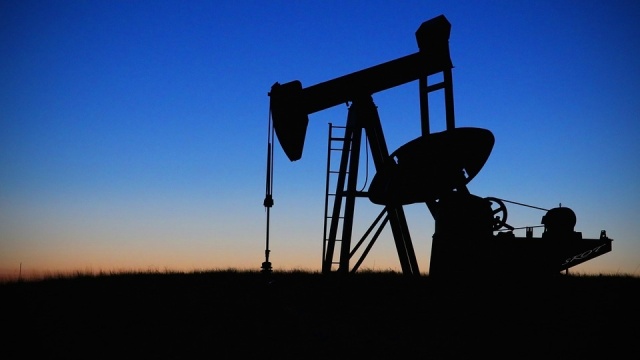 Stany Zjednoczone są rozczarowane decyzją OPEC o zmniejszeniu produkcji ropy naftowej o 2 miliony baryłek dziennie. Biały Dom określił to posunięcie mianem krótkowzrocznego i ocenił, że OPEC sprzymierza się z Rosją.