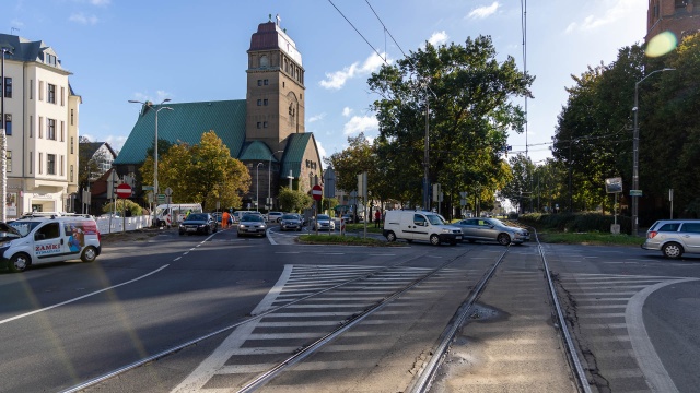 Kolejne zmiany w organizacji ruchu na placu Zwycięstwa oraz na ulicy Krzywoustego w Szczecinie od niedzieli. Związane są z koniecznością przebudowy kolejnych torowisk tramwajowych.