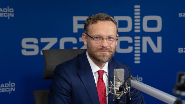 Przed fałszywymi smsami ostrzega w Rozmowach pod krawatem wojewoda zachodniopomorski Zbigniew Bogucki. Oszuści informują w nich o rzekomych przerwach w dostawach prądu.