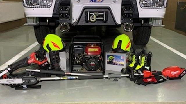 Piła do gałęzi, hełmy, agregat i buty strażackie - nowe wyposażenie trafiło do strażaków-ochotników w Przemoczu pod Goleniowem.