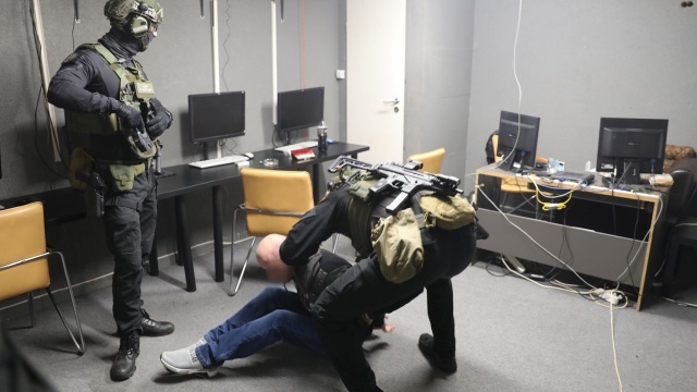 Nieoznakowany lokal znajdował się w Dąbiu. Policja i funkcjonariusze Administracji Skarbowej zabezpieczyli sześć stanowisk komputerowych, modem telefon komórkowy i gotówkę.