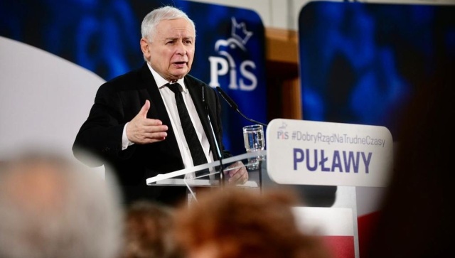 Obronić się przed kryzysem gospodarczym i przyczynić do zwycięstwa Ukrainy w wojnie z Rosją - to, zdaniem prezesa Prawa i Sprawiedliwości Jarosława Kaczyńskiego, największe wyzwania stojące przed Polską w najbliższych miesiącach.
