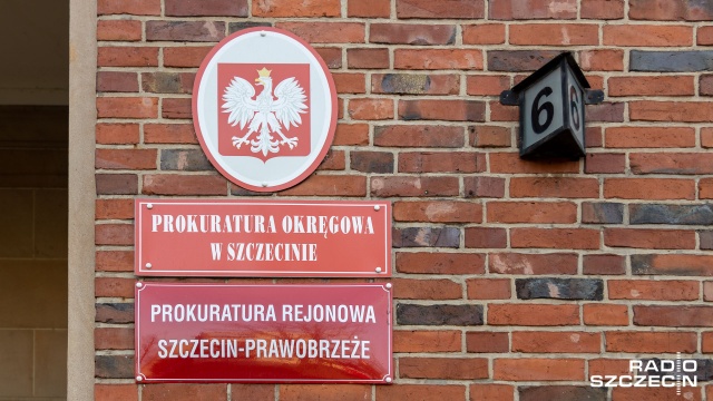 Prokuratura wszczęła dwa postępowania w sprawie dramatycznego zdarzenia, do którego doszło w sobotę w nocy w szpitalu Szczecin Zdunowo. Jeden z pacjentów zaatakował nożem lekarza na oddziale torakochirurgii. Napastnik został obezwładniony i w czasie reanimacji zmarł.
