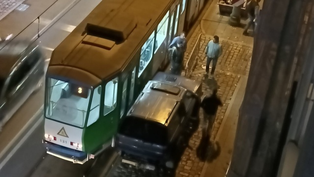 Kolizja tramwaju z samochodem osobowym na ul. Krasińskiego w Szczecinie. Tramwajowa trójka urwała lusterko pojazdu.
