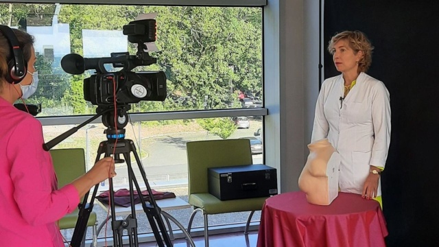 Jak poprawnie zbadać piersi i wykryć niepokojące zmiany - film instruktażowy dla kobiet nagrali wspólnie Regionalna Fundacja Walki z Rakiem ze Szczecina i Zachodniopomorskie Centrum Onkologii.