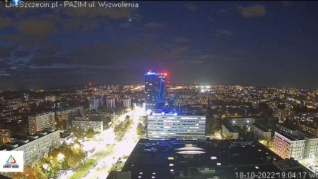 We wtorek wieczorem nad szczecińskim niebem widoczny był zderzający się z atmosferą Ziemi meteor. Zjawisko wzbudziło duże zainteresowanie mieszkańców, a nagranie meteoru zamieścili na swoim profilu Zachodniopomorscy Łowcy Burz.