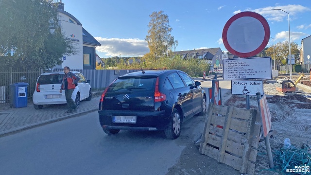 Wyzwiska, kłótnie, a nawet ataki gazem pieprzowym. Od prawie pół roku takie atrakcje drogowcom pracującym przy budowie ulic na Modrej i Koralowej na szczecińskim Bezrzeczu oferują kierowcy.