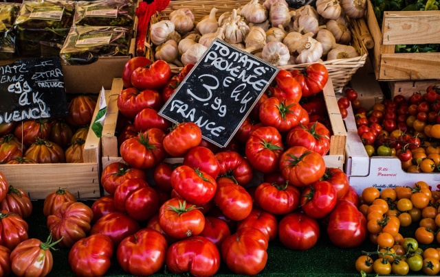 W obecnych czasach wiele osób narzeka na to, że produkty spożywcze są coraz droższe. Rzeczywiście zauważamy, że wychodząc ze sklepu, za każdym razem płacimy więcej, przy zakupie takich samych produktów. Czy jest jeszcze jakiś ratunek dla tych sytuacji Jak można co nieco zaoszczędzić Pora zapoznać się ze wszelkimi sposobami. Co jak co, ale nasz budżet domowy nam za to podziękuje. Zaczynajmy.