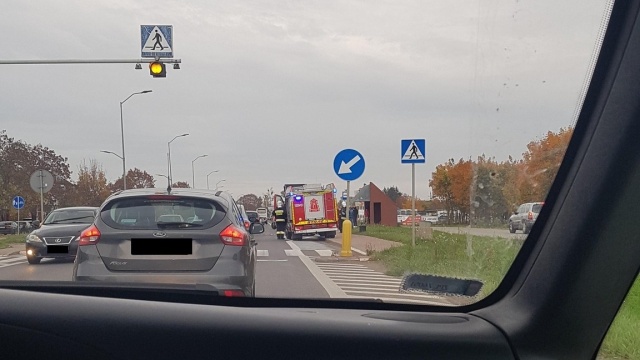 Wypadek na drodze krajowej nr 13. W Warzymicach doszło do zderzenia busa z samochodem osobowym. Przejazd w okolicach Osiedla Kresy jest nieco utrudniony.