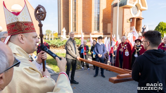 Procesja różańcowa z krzyżami i msza święta, zakończyły uroczystości odpustowe w parafii na szczecińskim Kijewie, której patronem jest ksiądz Jerzy Popiełuszko.