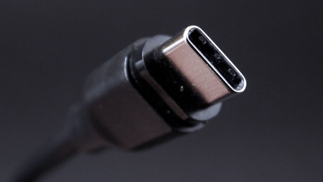 Jest ostateczna zgoda w Unii Europejskiej na uniwersalną ładowarkę do przenośnych urządzeń elektronicznych. Przepisy w tej sprawie zaakceptowały unijne kraje. Na początku miesiąca zrobił to Parlament Europejski. Za dwa lata w Unii wspólnym portem ładowania będzie USB typu C.