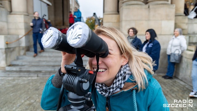 Zaćmienie Słońca to niecodzienne zjawisko, święto astronomii, które można było obserwować między godziną 11.10 a 13.30. Na wspólne oglądanie szczecinianie spotkali się na Wałach Chrobrego.