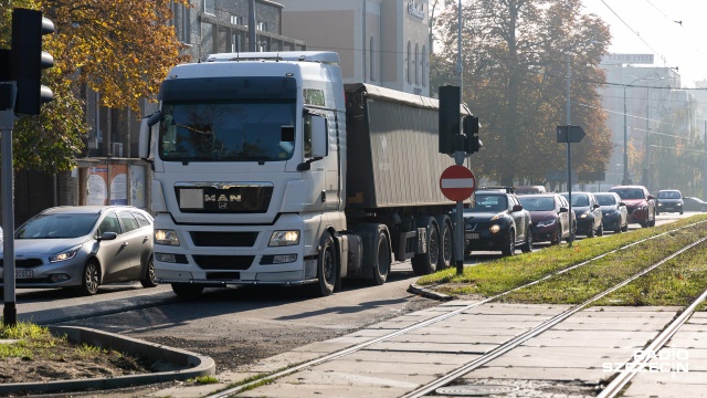 Podniesienie od nowego roku lokalnych podatków w Szczecinie, to cios w branżę transportową - mówi Aleksander Milewski z firmy NordSped. Tak przedsiębiorca odnosi się do podwyżki podatku od środków transportu.