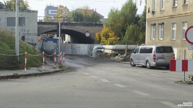 Roboty na stargardzkich wiaduktach wchodzą w nowy etap, to oznacza zmiany dla kierowców. Już w piątek zostanie otwarty przejazd pod wiaduktem na ulicy I Brygady. Po raz pierwszy od czasu rozpoczęcia prac będzie można przejść pod nim pieszo.