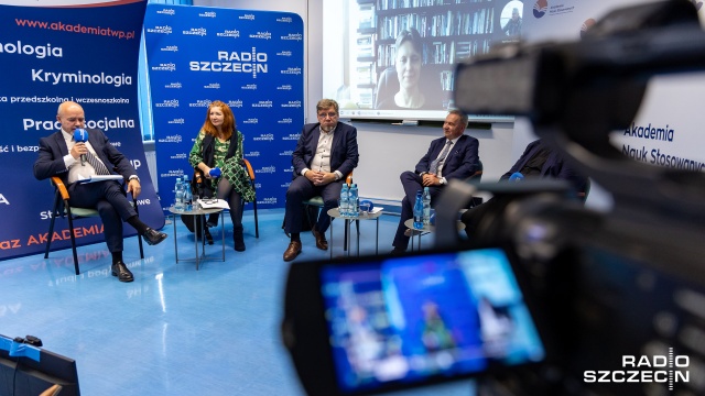 Do każdej informacji pojawiającej się w mediach musimy podchodzić krytycznie - mówił dziś w Szczecinie były przewodniczący Krajowej Rady Radiofonii i Telewizji Witold Kołodziejski.