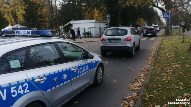 Zmiany w ruchu w okolicach kołobrzeskiego cmentarza. Miejscowa policja informuje o utrudnieniach, jakie czekać będą kierowców.